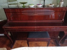 Piano droit PETROF  en acajou
