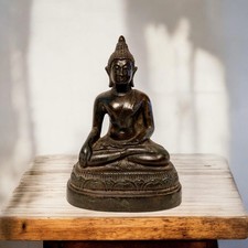 Une statue bouddha en bronze