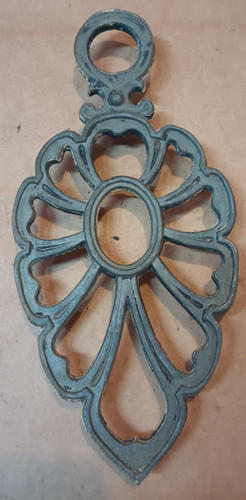 Cast iron trivet pot - , spoon