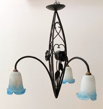 LUSTRE 3 TULIPES PATE DE VERRE BLEU BLANC FER FORGER DECOR ROSES SIGNE RETHONDES