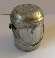 ancien matériel de pêche : boîte à appâts - à asticots - fer blanc avec poignée