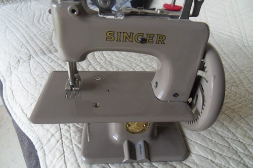 Petite machine coudre - petite,