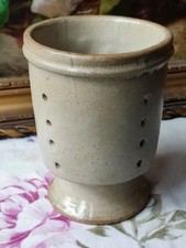 ANCIENNE FAISSELLE EN GRÈS (VERNISSÉE À L'INTÉRIEUR) SUR PIÉDOUCHE 14 CM