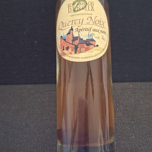 Elle arnaud noix - noix, bouteille