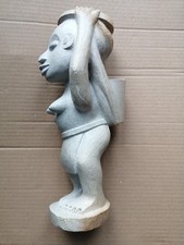 UNE  STATUE DE FEMME SUR SOCLE