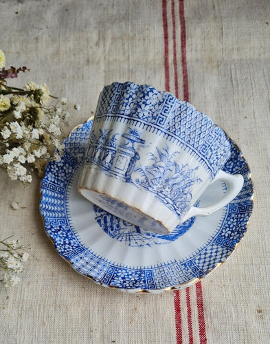 Ancienne tasse sous - ancienne,