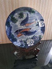 Plat décoratif Japonais (Toyo) années 1970-80 ,décor Poissons koi ,avec support.