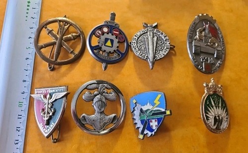 Lot insignes militaires - 8,