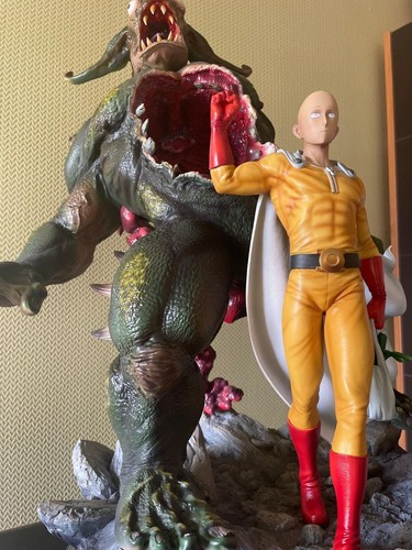 One punch man - punch, statue
