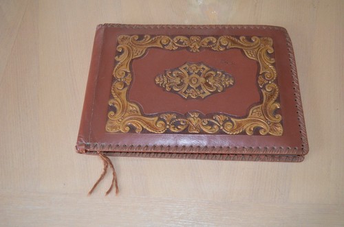 Ancien album cuir - cuir, relief