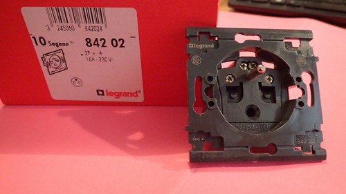 Prise courant t - courant, legrand