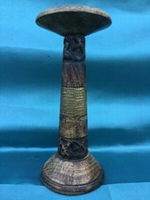 BOUGEOIR EN BOIS SCULPTÉ À DÉCOR DE FLEURS ET CERCLE EN CUIVRE MARTELÉ H. 23 CM