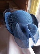 Chapeau de cérémonie bleu