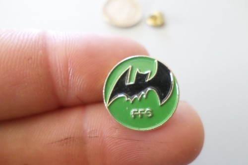 Rare badge pin - rare, broche