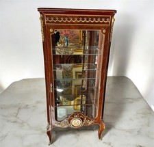 Vitrine de style Louis XV en bois et bronze, dotée de plusieurs étagères