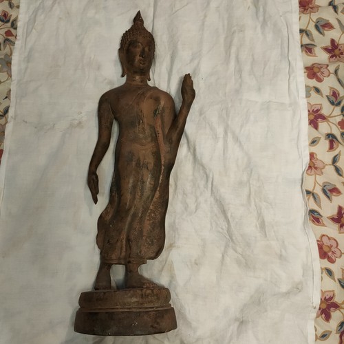 Grand bouddha debout main - ,