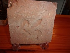 carreau ancien terre cuite 15 ou 16 ème siécles fleur de lys