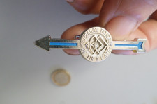 broche badge FFTA  FEDERATION FRANCAISE TIR A L ARC archery flèche bleu