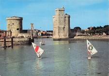 17 LA ROCHELLE WINDSURFING IN FRONT OF THE TOWERS