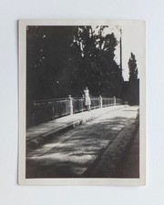 Femme pont lumière ombres