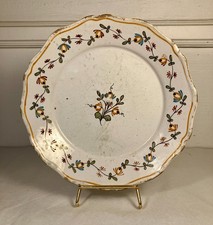 Nevers. 1800. Assiette en faience à décor de fleurs à bord chantourné.