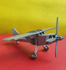 Joli avion en aluminium