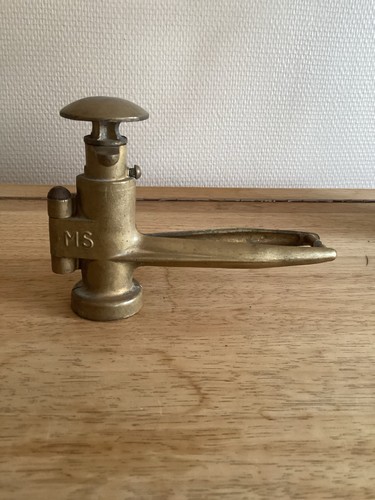 Ancienne bouchonneuse - ancienne,
