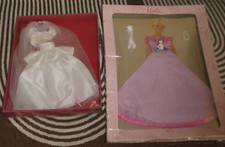 2 robes de poupées Barbie sous Blister vêtements Barbie de Mattel Soirée Mariée