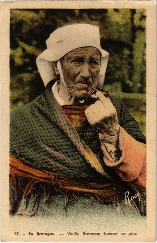 Cpa vieille bretonne fumant - vieille,
