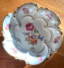 Plat festonné en porcelaine