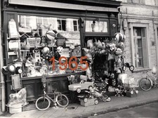 MAGASIN DE JOUETS STYLE BAZAR VERS 1965 ......... PHOTO (18x24 CM)