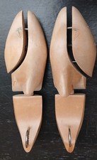 Paire d'embauchoirs en bois de