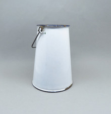 POT A LAIT EN METAL EMAILLE