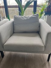 Fauteuil gris clair à pieds