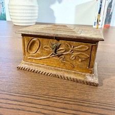 Très ancienne boîte sculpté