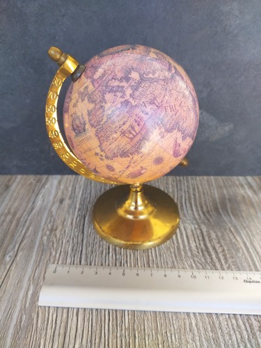 Petit globe terrestre ancien