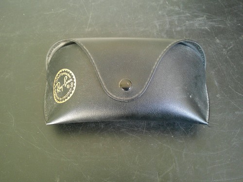 Etui coque semi - coque, pour