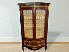 Une vitrine Louis XV en bois d’hêtre et bronze, avec porte vitrée et tiroirs