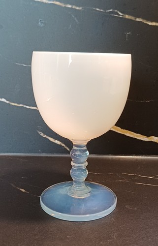Ancien verre sur - pied, cristal