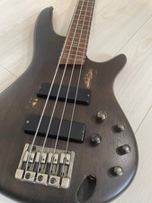 Guitare basse électrique
