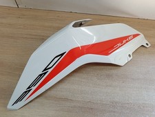 UN CACHE CARENAGE LATERAL