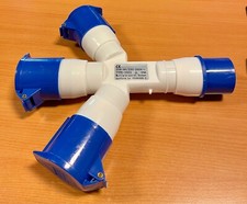 Adaptateur CETAC Mâle vers 3 x CETAC Femelle 3P+T 32A 380V / 220V IP44