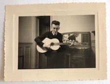 OLD PHOTO - VINTAGE SNAPSHOT - MUSIC - GUITARIST GUITAR - INSTRUMENT
