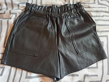 Short en simili cuir noir