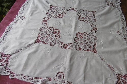 Nappe avec broderies florales