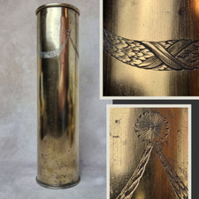 Grand obus en cuivre gravé