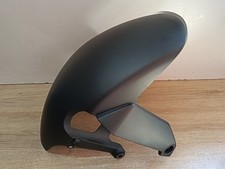 UN GARDE BOUE AVANT REF