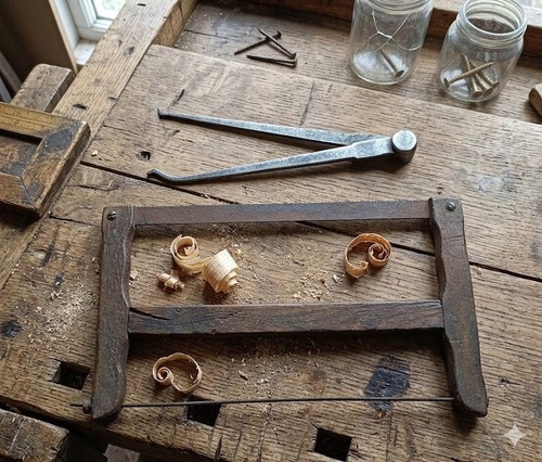 Anciens outils scie - scie, compas