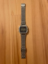 Montre numérique style Casio en métal couleur argent