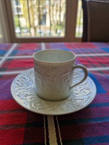 Tasses soucoupes à - et,